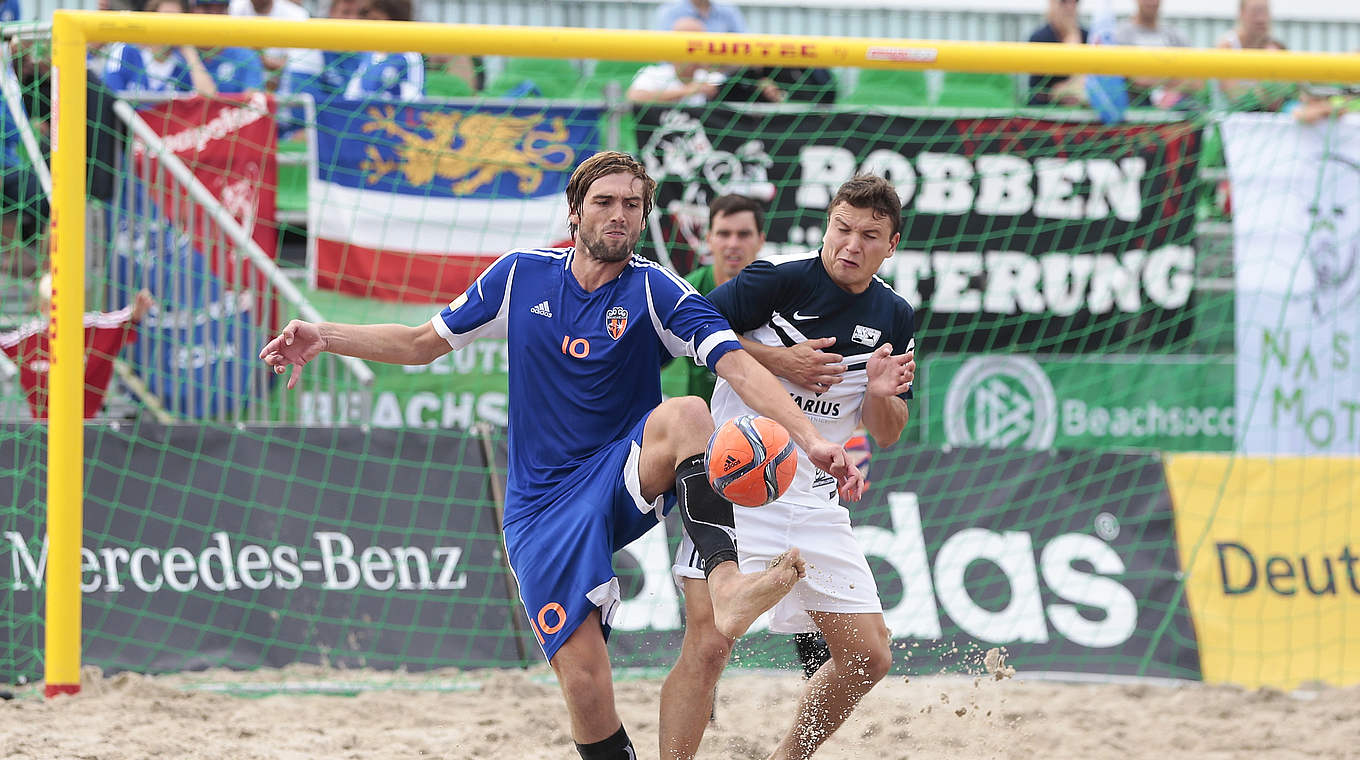 Umkämpft: Joel Nißlein (links) von Beach Kick Berlin behauptet den Ball © 2015 Getty Images