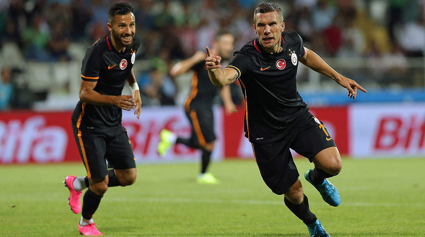 Per Kopf den Punkt gerettet: Podolski (r.) bejubelt das 2:2 für Galatasaray Istanbul © imago/Seskim Photo