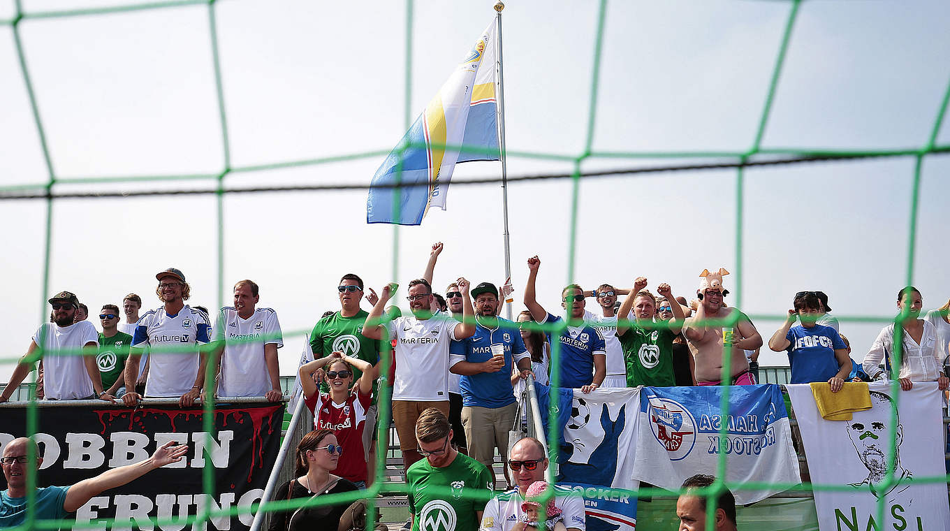 Heimspielatmosphäre in Warnemünde: die lautstarken Fans der Rostocker Robben © 2015 Getty Images