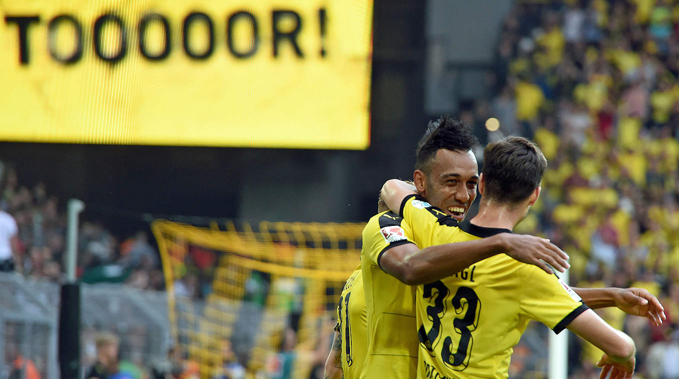 Borussia Dortmund - Borussia Mönchengladbach 4:0 (3:0): Top-Talent Julain Weigl (r.) feiert mit Pierre-Emerick Aubameyang © 