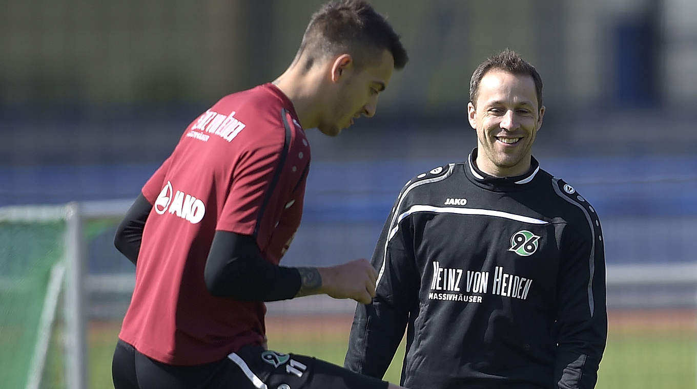 Muss gegen Wolfsburg auf Taubert verzichten: Hannovers neuer Coach Cherundolo © 2015 Getty Images