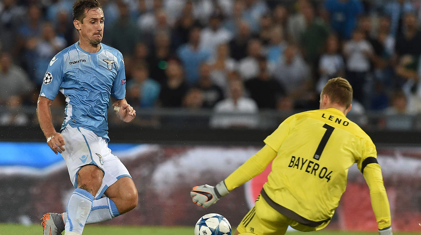 Bayers Rückhalt: Bernd Leno (r.) im Duell gegen Lazios Miroslav Klose © 2015 Getty Images