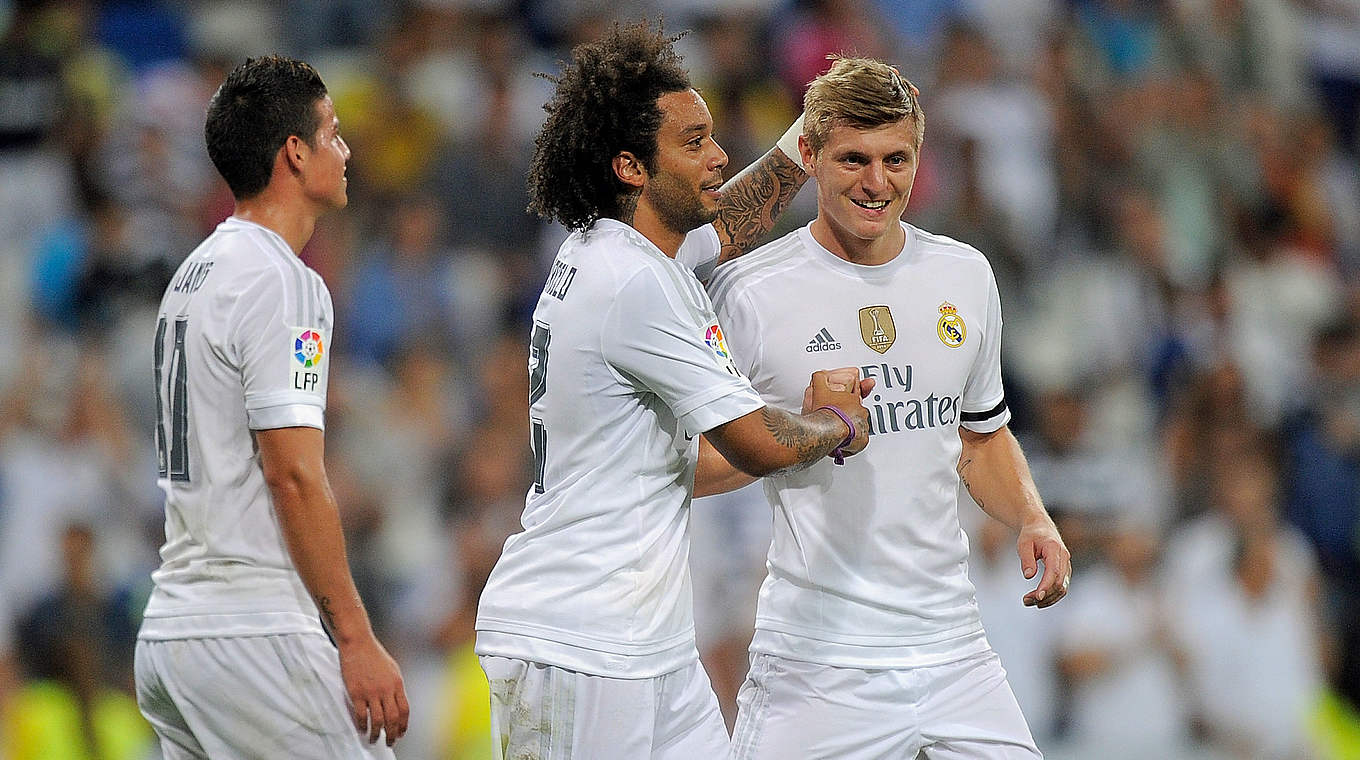 Kroos and Real celebrate securing the Santiago Bernabéu Trophy © 2015 Getty Images