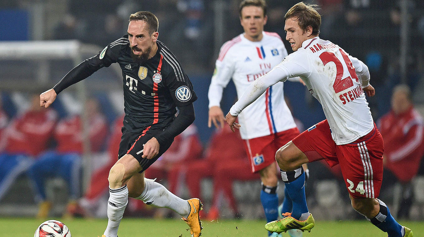 Steinmann (r.) im Duell mit Franck Ribery: "Das waren natürlich große Erlebnisse" © AFP/Getty Images