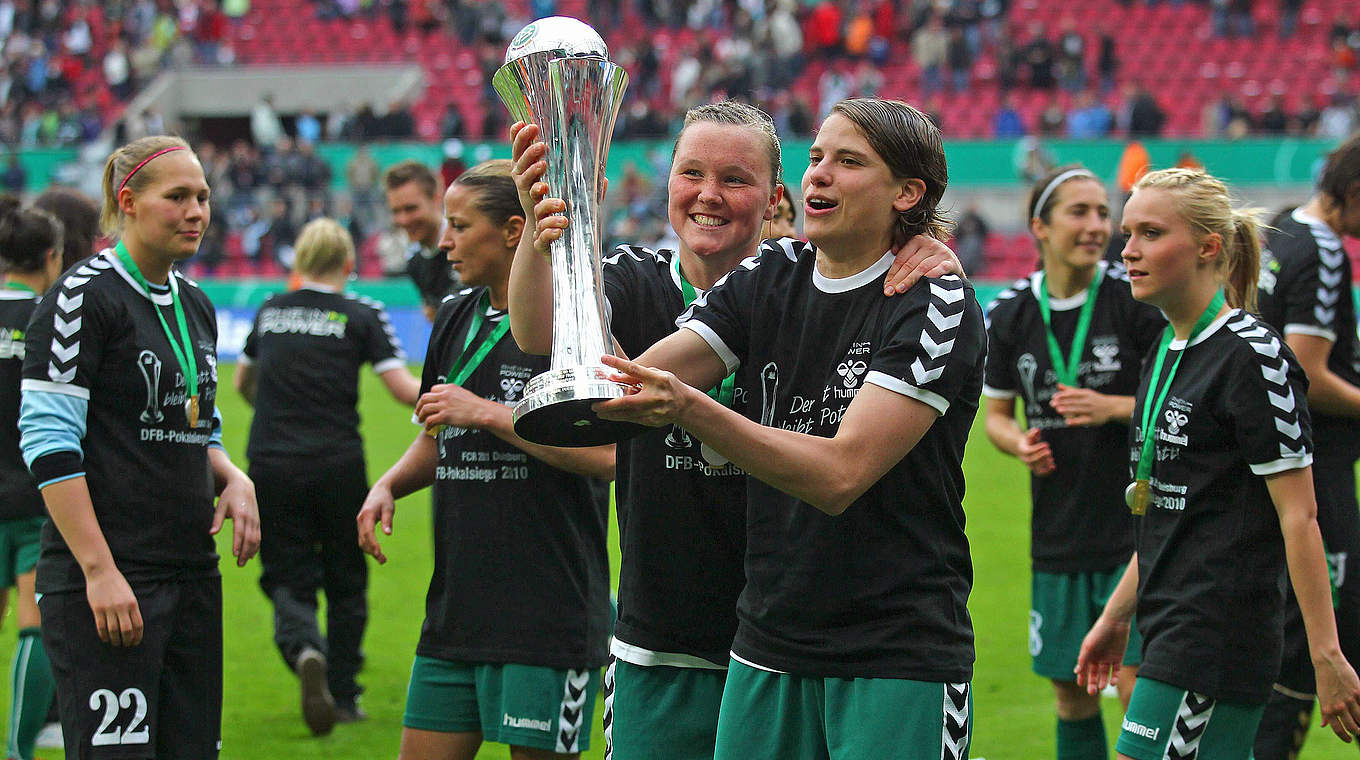 Krahn mit dem DFB-Pokal 2010 in Köln: "Die Kulisse hat großen Spaß gemacht" © imago sportfotodienst