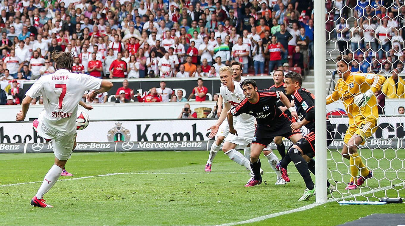 Das Siegtor im Abstiegskampf 2015: Harnik trifft zum 2:1, die HSV-Spieler sind entsetzt © 2015 Getty Images