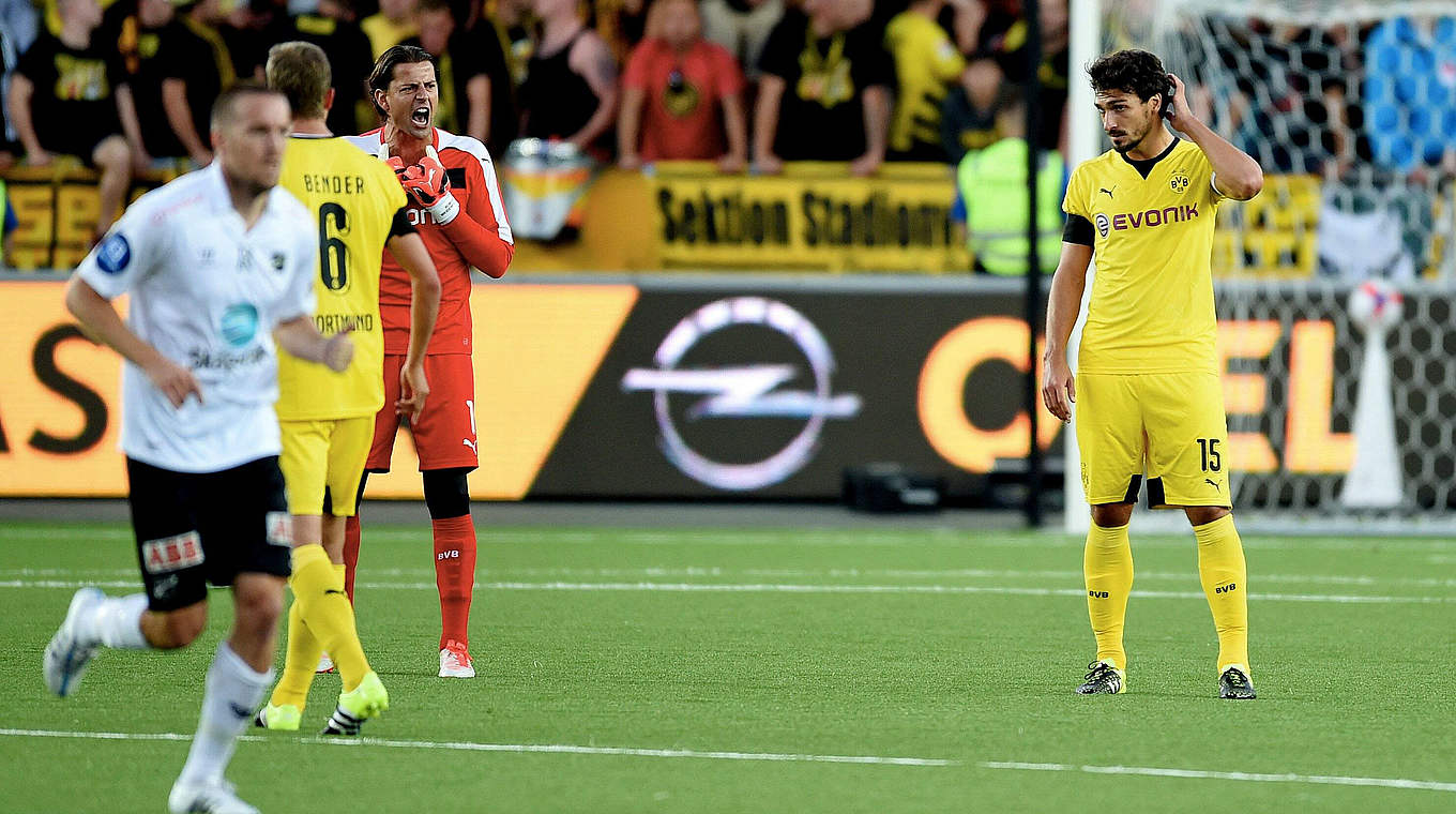 Ungläubige Blicke nach dem 0:3: die Weltmeister Hummels und Weidenfeller (v.r.) © imago/Digitalsport