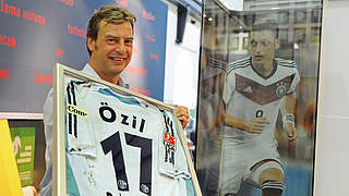 Museumsleiter Dietmar Osses präsentiert stolz: Mesut Özils erstes Bundesligatrikot 2006 © LWL-Industriemuseum / Jürgen A. Appelhans