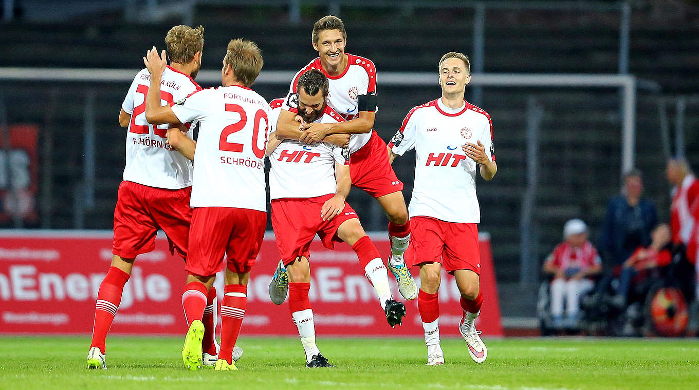 Hoffen auf das Fortsetzen der Serie: die Spieler von Fortuna Köln © 2015 Getty Images