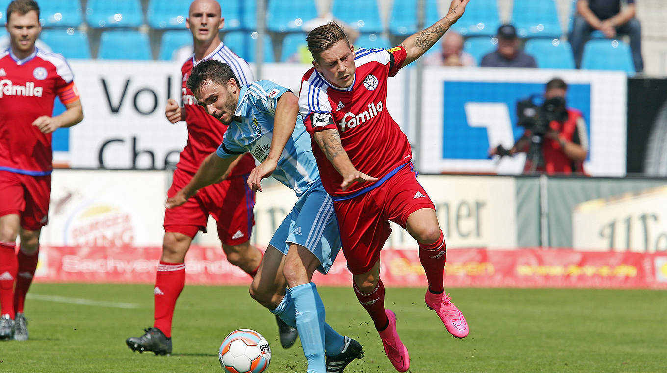 Duell um den Ball: Conrad wird von Kiels Lewerenz (r.) bedrängt © 2015 Getty Images