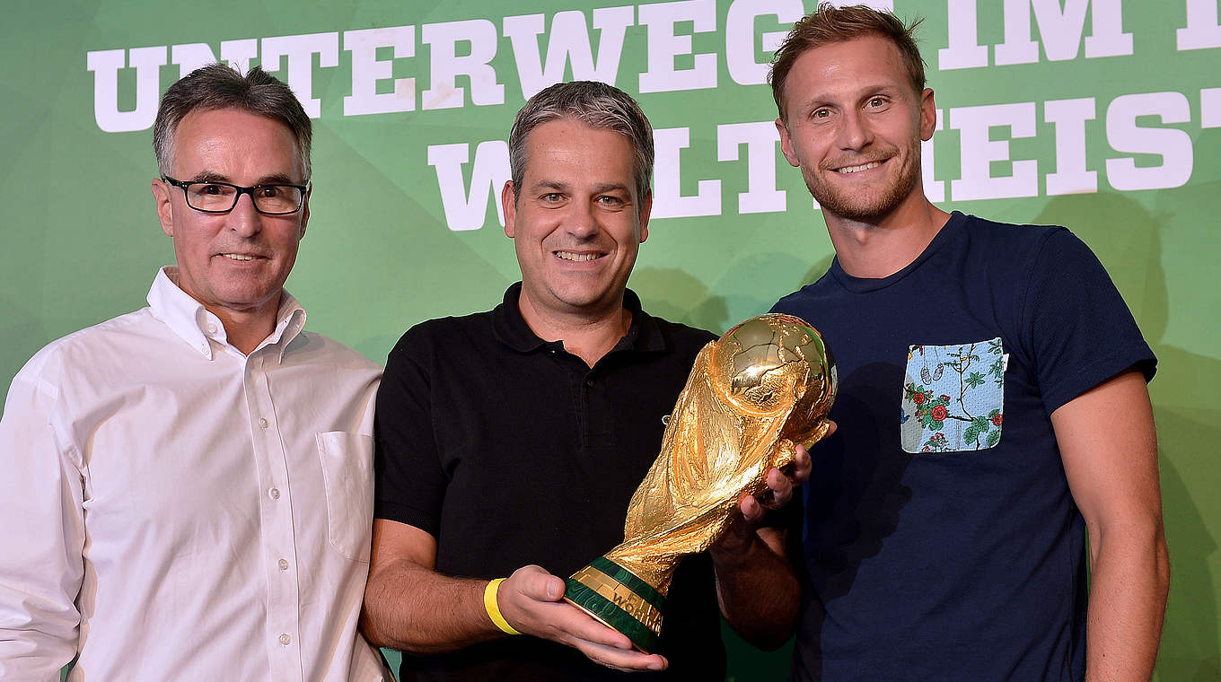 WM-Pokal wandert ins Museums: Sandrock, Neukirchner und Höwedes (v.l.) © 2015 Getty Images