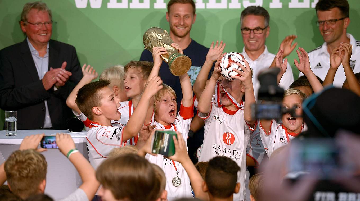 Letzter Jubel mit Pokal: Zum "Ehrenrunde"-Abschluss kam auch Höwedes (hinten, 2.v.l.) © 2015 Getty Images