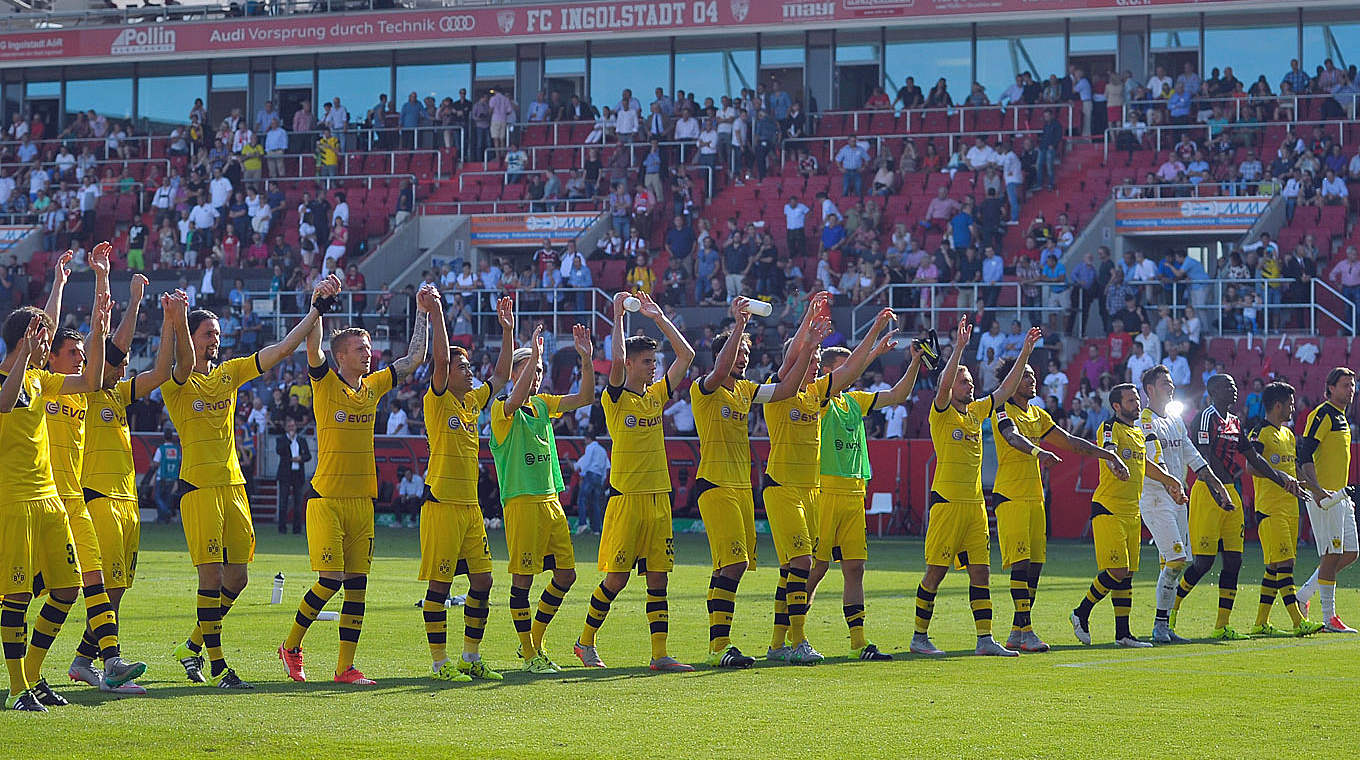 FC Ingolstadt - Borussia Dortmund 0:4 (0:0): Die BVB-Kicker feiern gemeinsam mit den mitgereisten Fans © 2015 Getty Images
