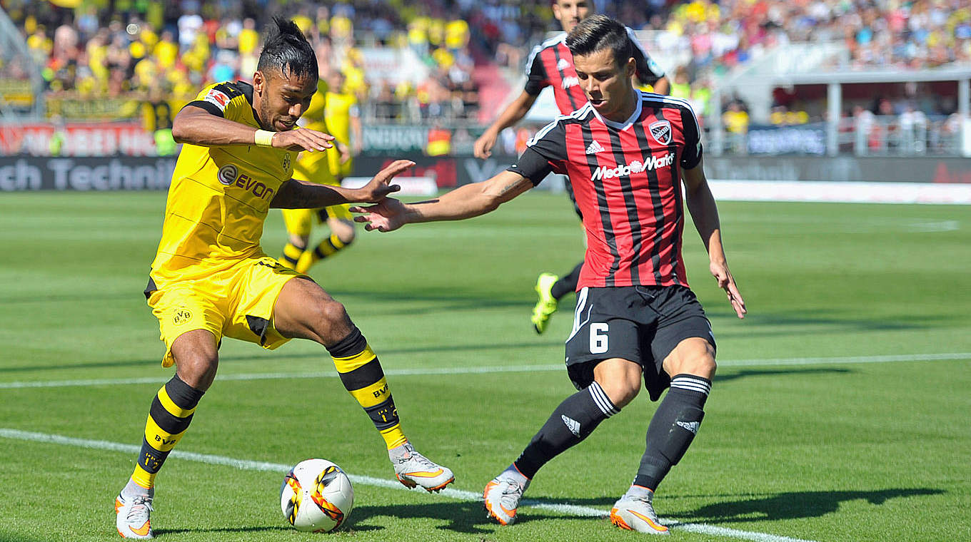 FC Ingolstadt - Borussia Dortmund 0:4 (0:0): Zweikampf zwischen Aubameyang (l.) und FCI-Verteidiger Morales © 2015 Getty Images