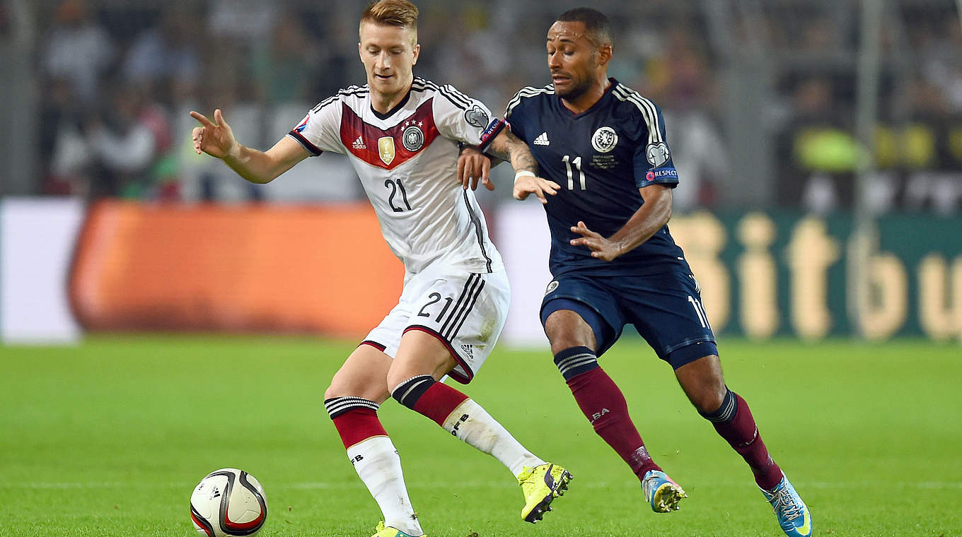 2:1 im Hinspiel der EM-Qualifikation: Reus (l.) und das DFB-Team besiegen Schottland © 2014 Getty Images