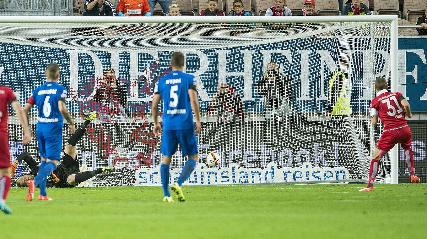 Die Entscheidung: Löwe (r.) trifft zum 1:0 gegen Kruse © 2015 Getty Images