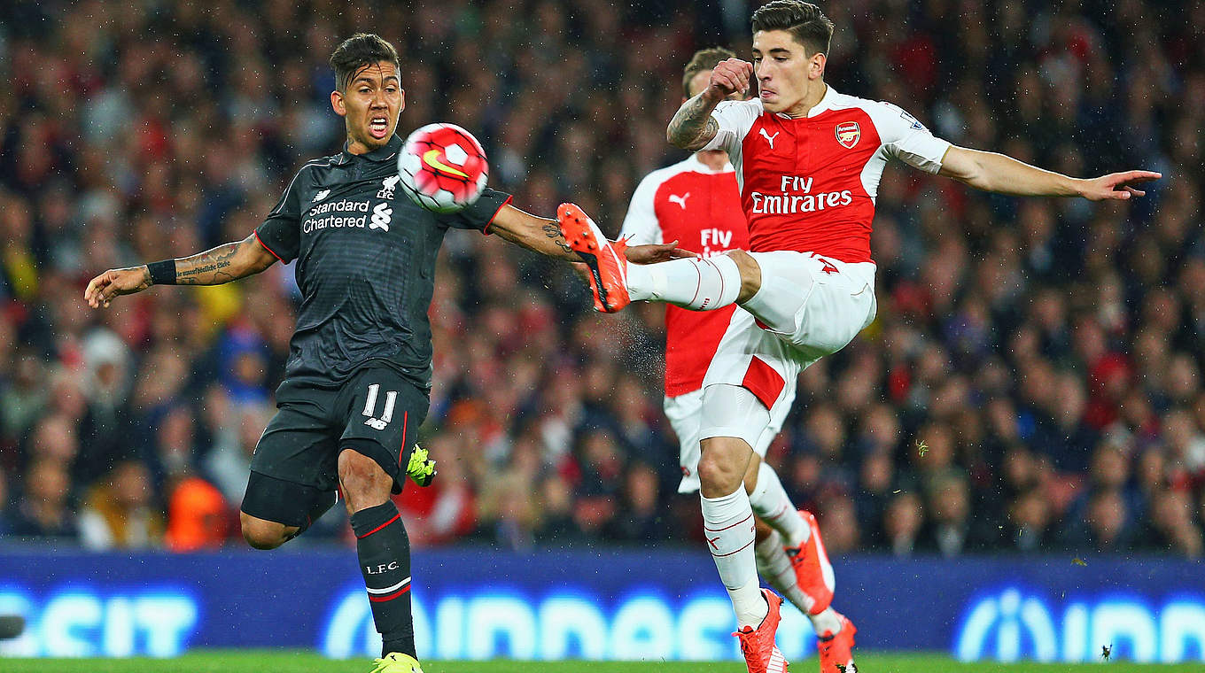 Ex-Hoffenheim player Firmino battles for the ball with young star Hector Bellerin © 2015 Getty Images