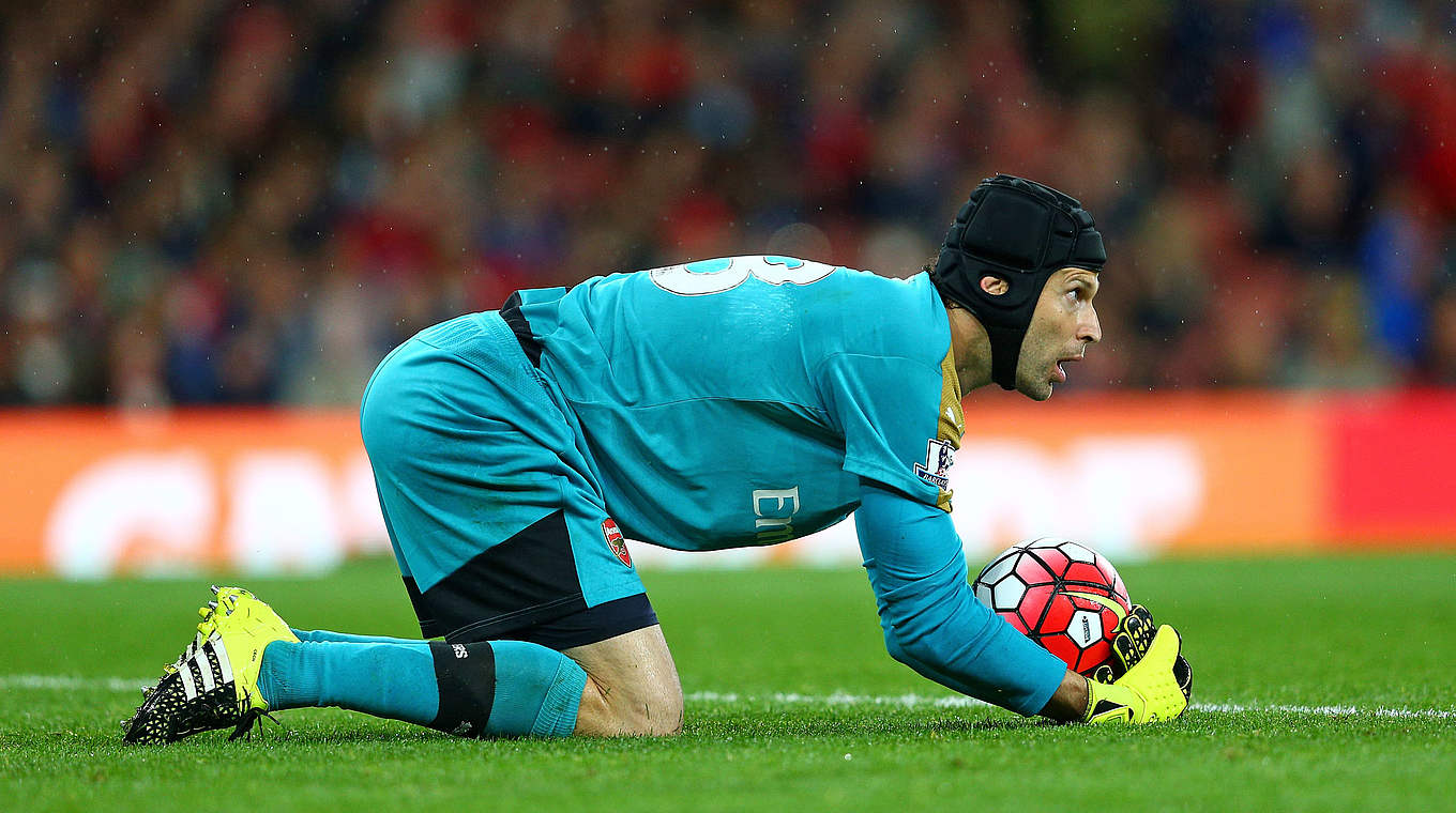 Hält den Ball fest: Arsenal-Keeper Cech © 2015 Getty Images
