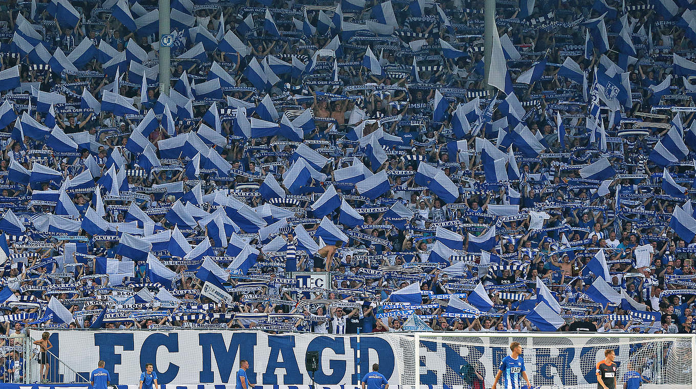 Im Sonderzug nach Rostock: Magdeburger Fans © 2015 Getty Images