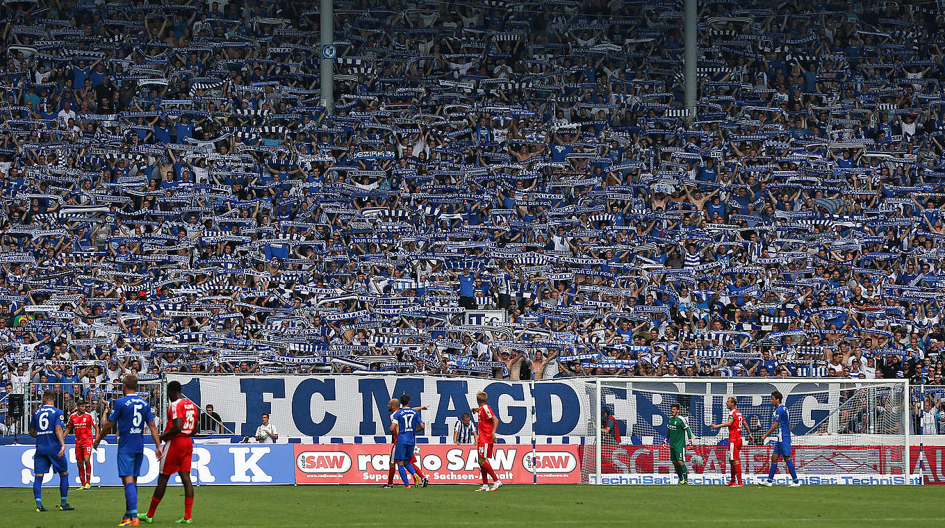 Keine Karten mehr für den Heimbereich zu erhalten: Duell Magdeburg gegen Rostock © 2015 Getty Images