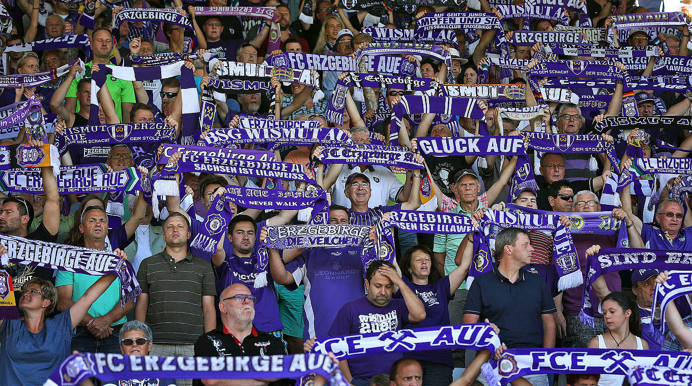 Hoffen auf einen Heimsieg gegen Mitabsteiger Aalen: die Fans von Erzgebirge Aue © 2015 Getty Images