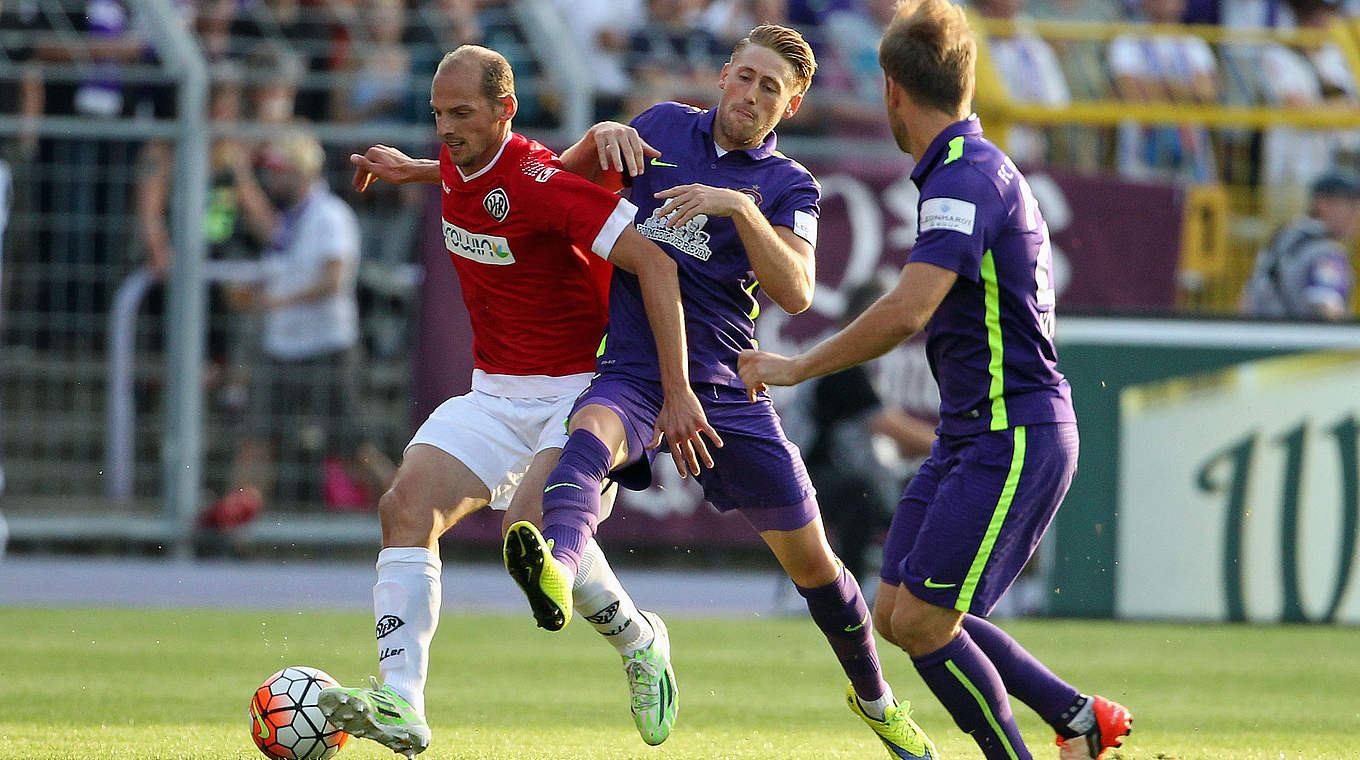 Duell zweier Zweitliga-Absteiger: Aue bezwingt Aalen © 2015 Getty Images