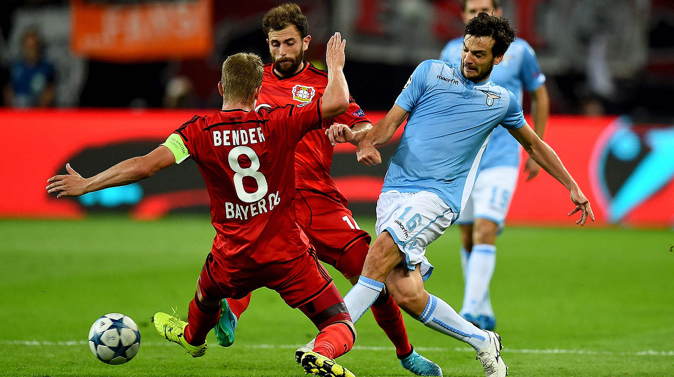 Leverkusens Kapitän Lars Bender (l.): "Wir haben das Spiel über die Physis gewonnen" © 2015 Getty Images