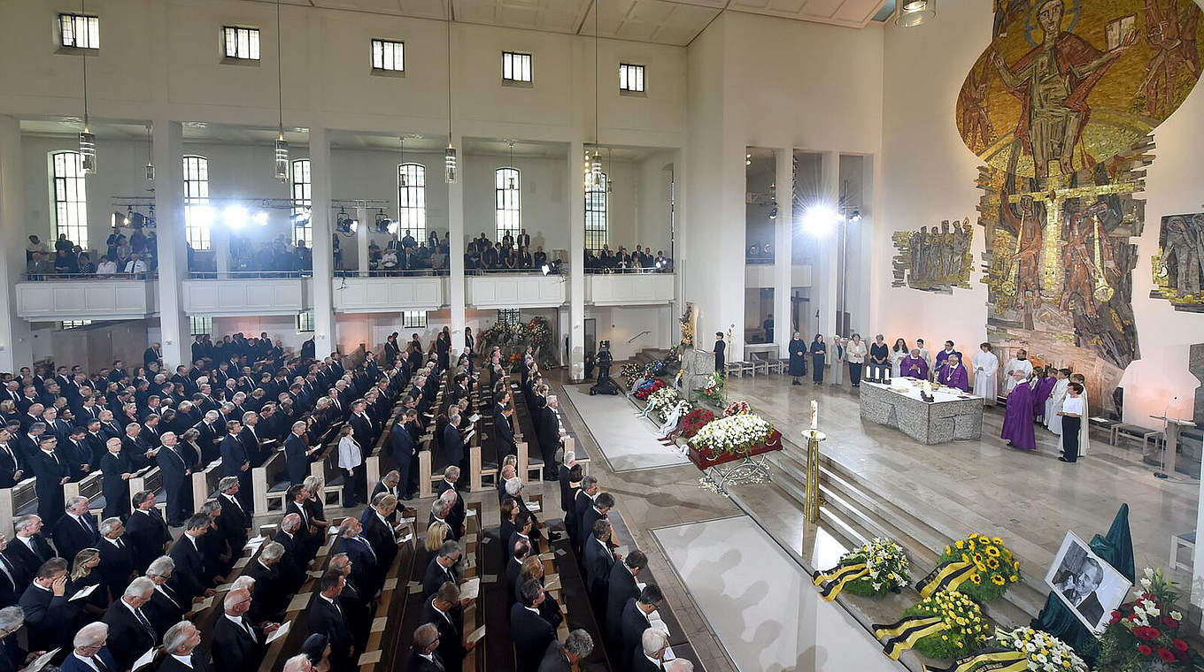 Trauergemeinde zu Ehren von Mayer-Vorfelder: die Stuttgarter Domkirche St. Eberhard © AFP/Getty Images