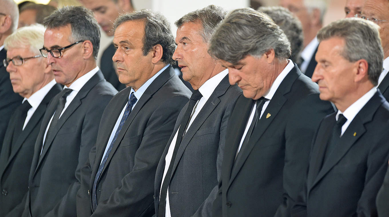 In Trauer ihrer vereint: Rauball, Sandrock, Platini, Niersbach, Wahler und Oettinger (v.l.) © AFP/Getty Images