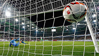 VfL Wolfsburg - Bayern München 5:4 i. E.: Nationalspieler Kruse überwindet Weltmeister Neuer vom Punkt. © 2015 Getty Images