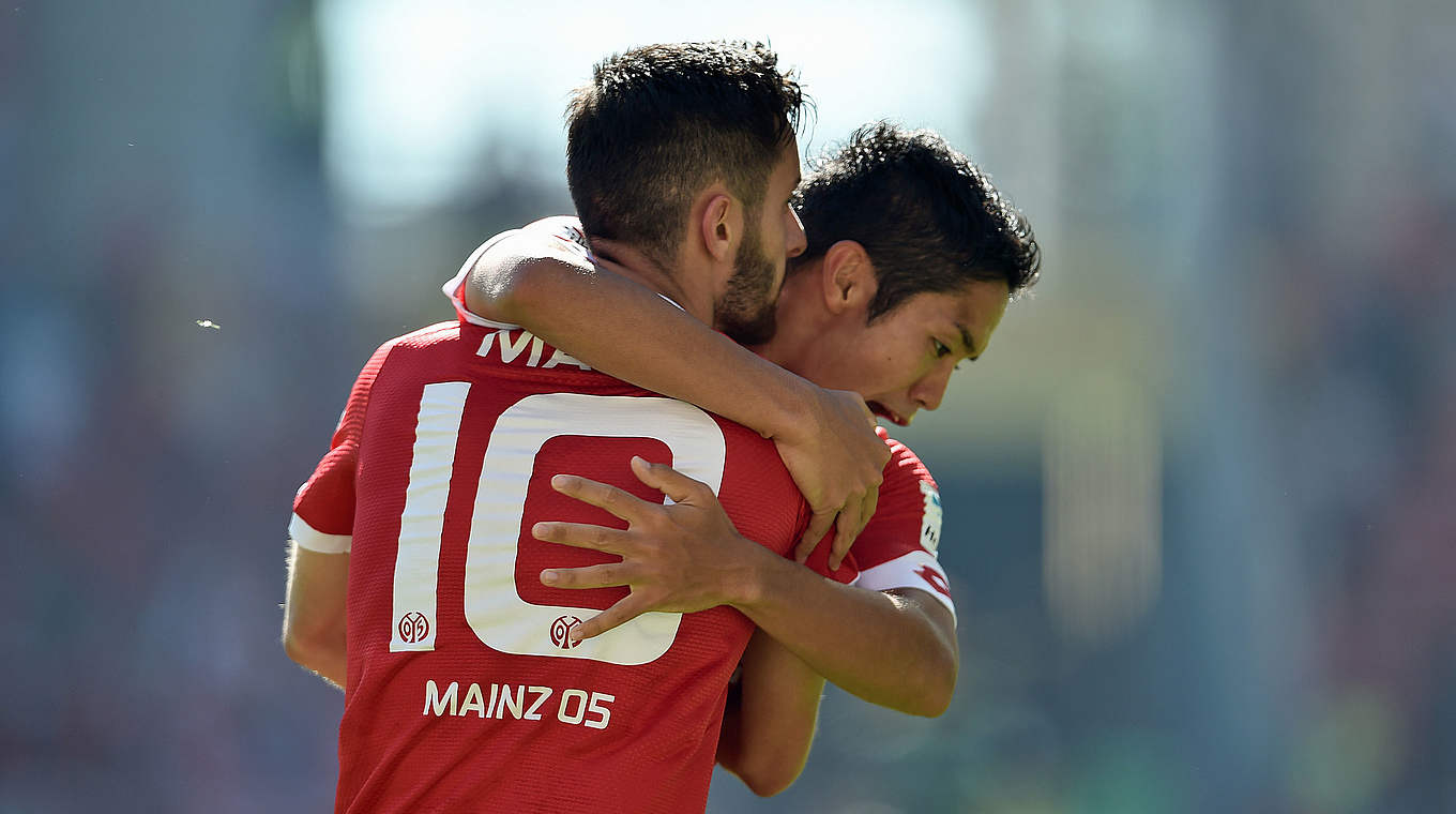 Mainz's goalscorers Yunus Malli and Yoshinori Muto celebrate victory over Hannover © 2015 Getty Images