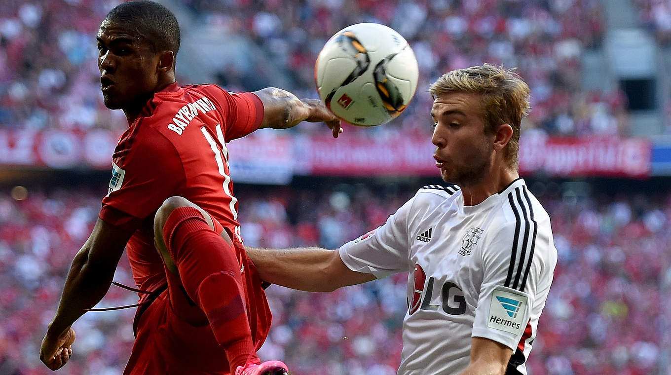 Midfield battle between World Cup winner Kramer (right) and Bayern's Douglas Costa © 2015 Getty Images