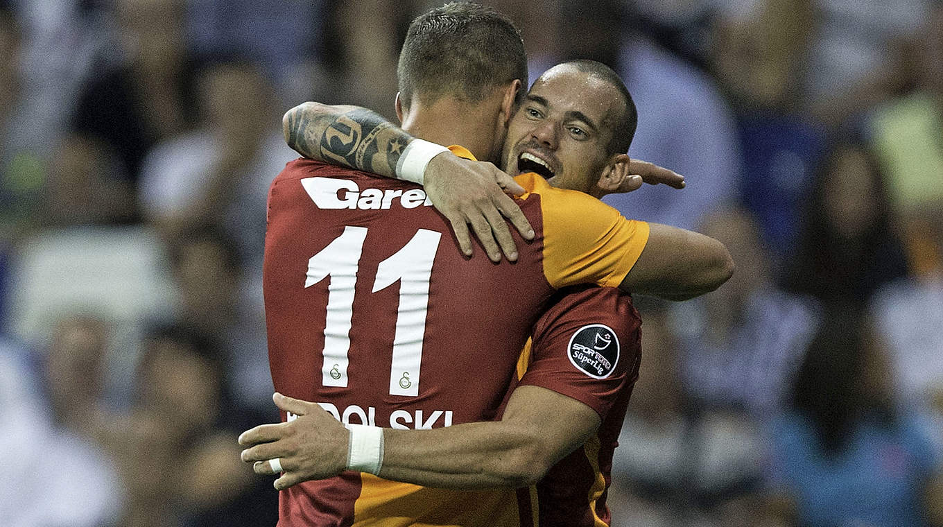 Erster Sieg im dritten Anlauf mit Galatasaray: Lukas Podolski und Wesley Sneijder (v.l.) © 2015 Getty Images
