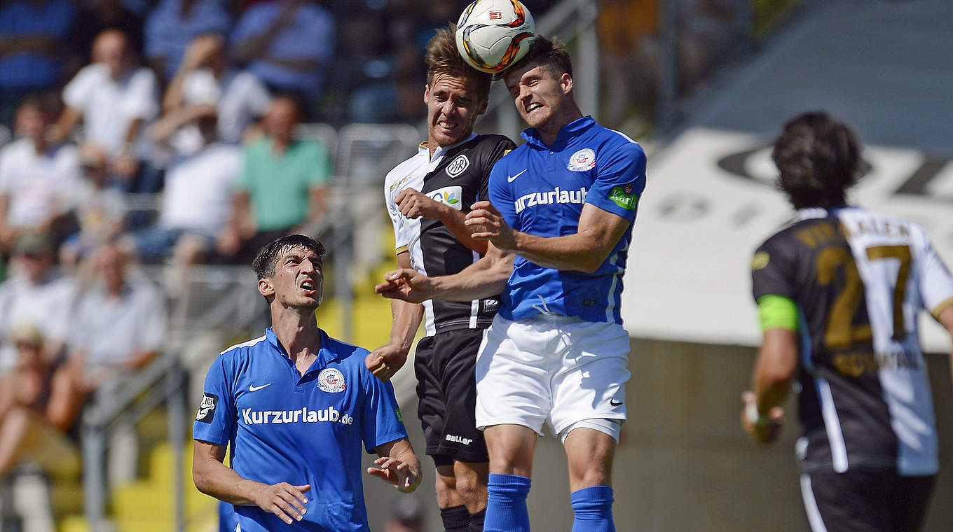 Ebenfalls ausgeglichen: Kopfballduell zwischen Welzmueller (l.) und Rostocks Perstaller © 2015 Getty Images