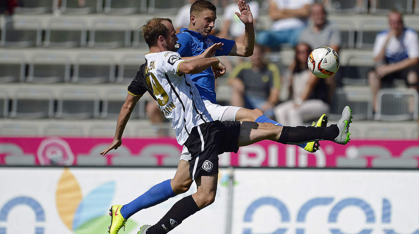 Enge Duelle in Aalen: Maik Lukowicz (r.) und Aalens Sebastian Neumann © 2015 Getty Images