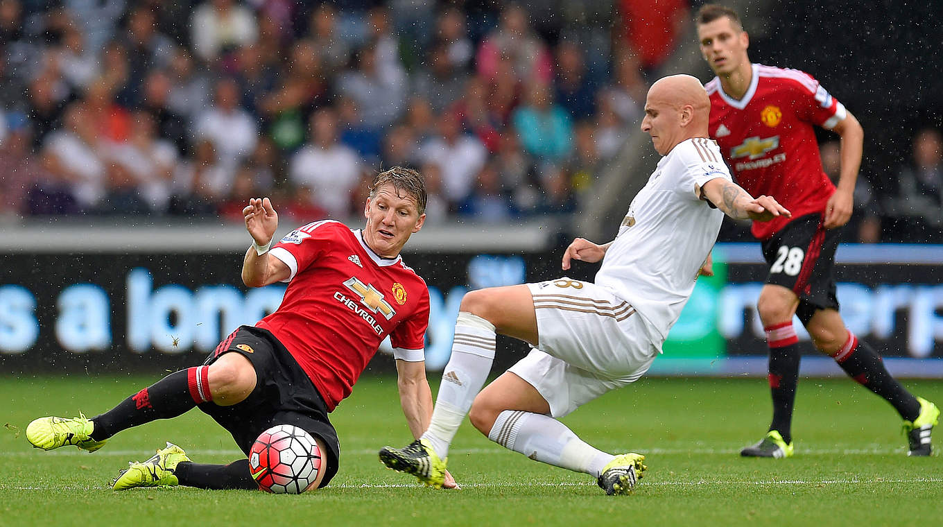 Trotz höchster Leidenschaft: Schweinsteiger (l.) kann ManUNiederlage nicht verhindern © 2015 Getty Images