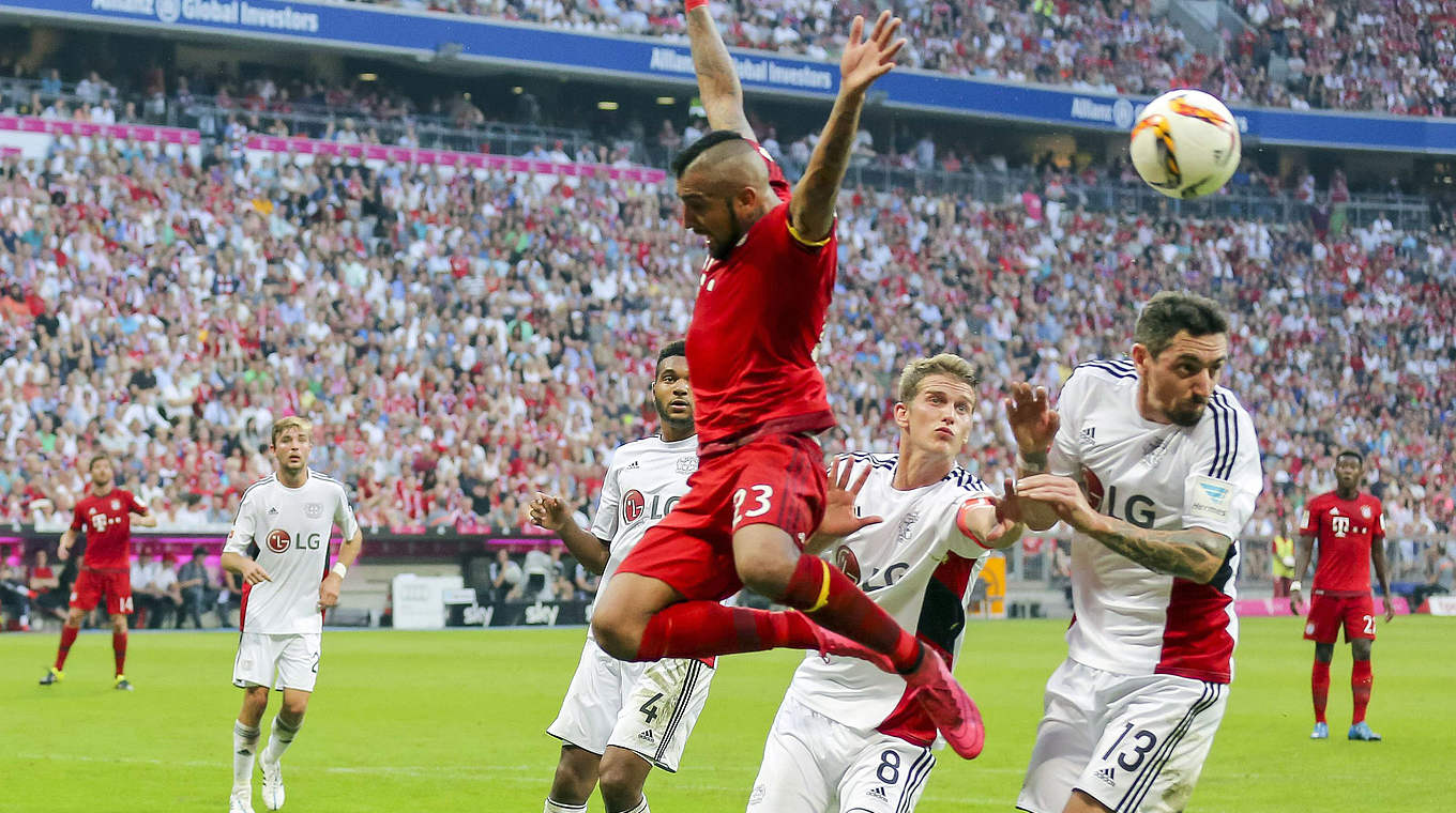 Führte zum zweiten Strafstoß bei Bayern gegen Bayer: Hilbert (r.) foult Vidal © imago/ActionPictures