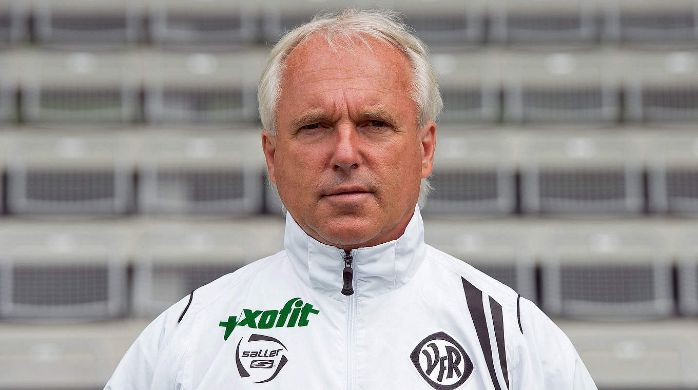 Vom DFB-Sportgericht mit Geldstrafe belegt: Peter Vollmann, Trainer des VfR Aalen © 2015 Getty Images