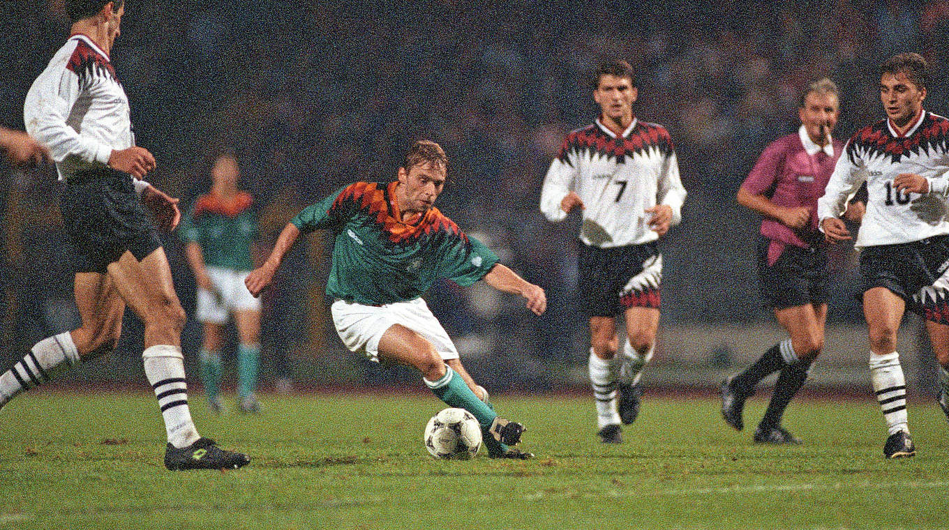 Wichtiger Torvorbereiter: Thomas Häßler (3.v.l.) beim 4:1 gegen Georgien 1995 © imago sportfotodienst