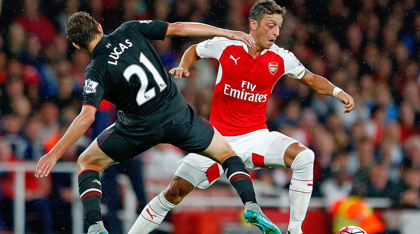 Regisseur beim FC Arsenal: Mesut Özil (r.) hat bereits einen Titel mit den Gunners geholt © 2015 Getty Images