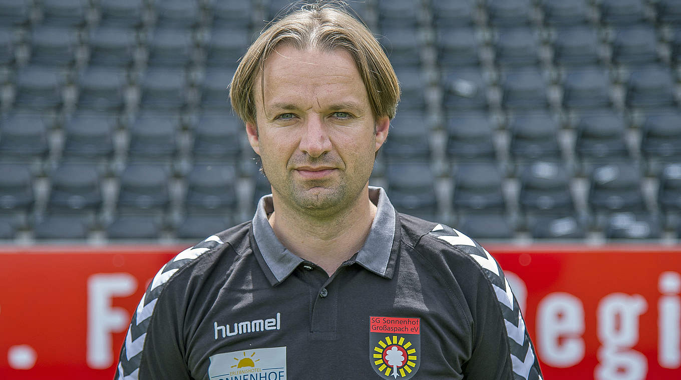 Vom DFB-Sportgericht mit Geldstrafe belegt: Großaspachs Sportdirektor Koukoutrigas © 2014 Getty Images