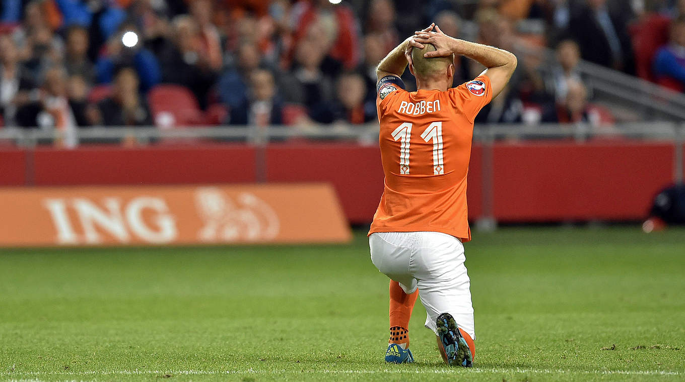 Muss verletzt ausgewechselt werden: Oranje-Kapitän Arjen Robben © 2015 AFP/GettyImages