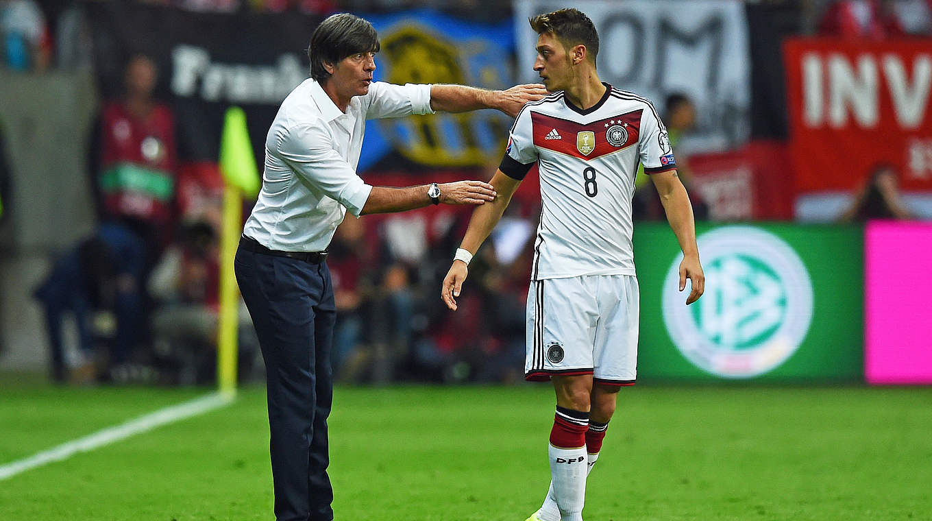 Bundestrainer Joachim Löw (l.): "Wir hätten den Sack schon früher zumachen können" © 2015 Getty Images