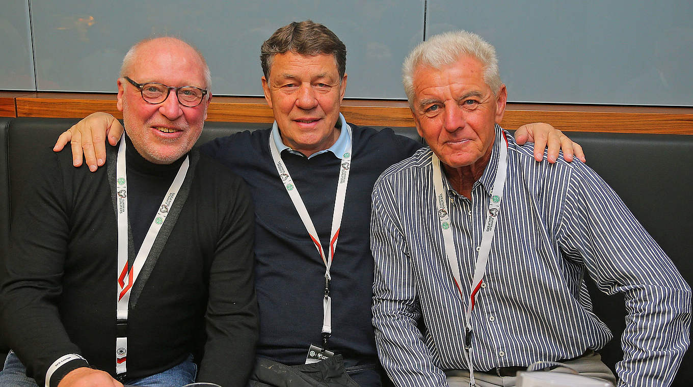 Treffen am Rande des EM-Qualifikationsspiels: Heese (l.), Rehhagel und Ribbeck (r.)  © 2015 Getty Images