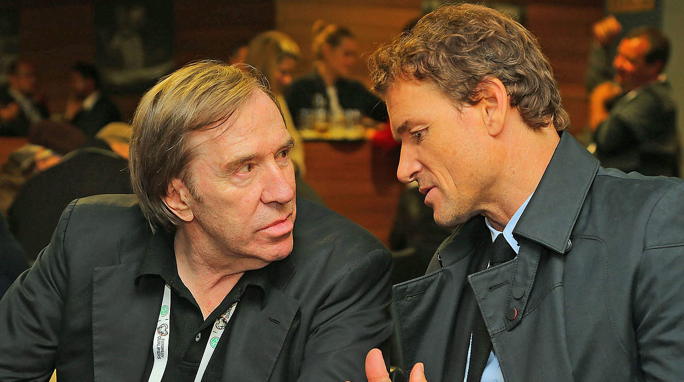 Im Gespräch vertieft: die früheren Nationalspieler Günter Netzer und Jens Lehmann  © 2015 Getty Images