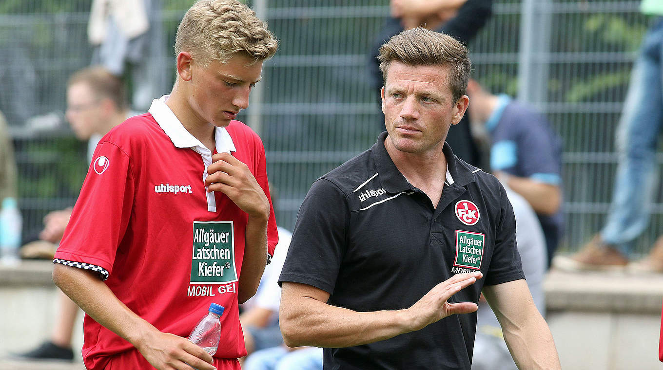  Im Gespräch: FCK-Trainer Philipp Dahm (r.) © imago/Pressefoto Baumann