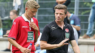 Im Gespräch: FCK-Trainer Philipp Dahm (r.) © imago/Pressefoto Baumann
