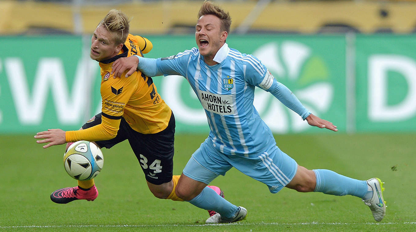 Kampf um jeden Ball: der Dresdner Marvin Stefaniak (l.) gegen Fabian Stenzel vom CFC © 2015 Getty Images