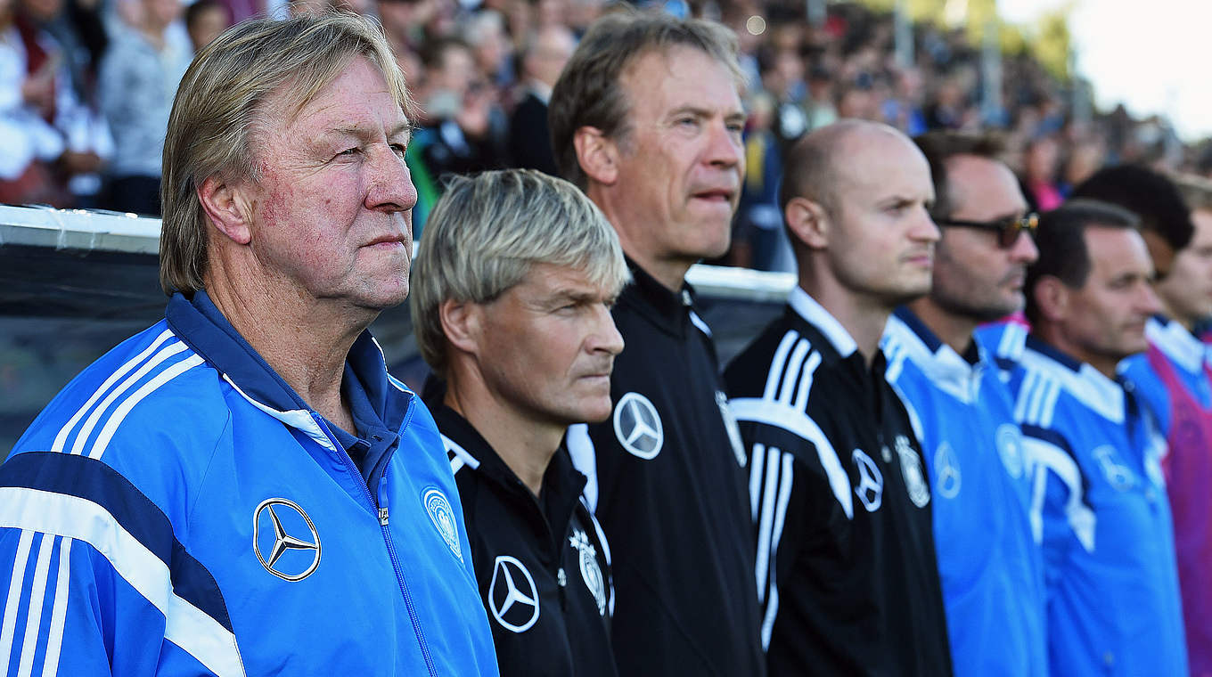 Trainer Horst Hrubesch (l.) warnt: "Aserbaidschan kann ein unangenehmer Gegner sein" © 2015 Getty Images
