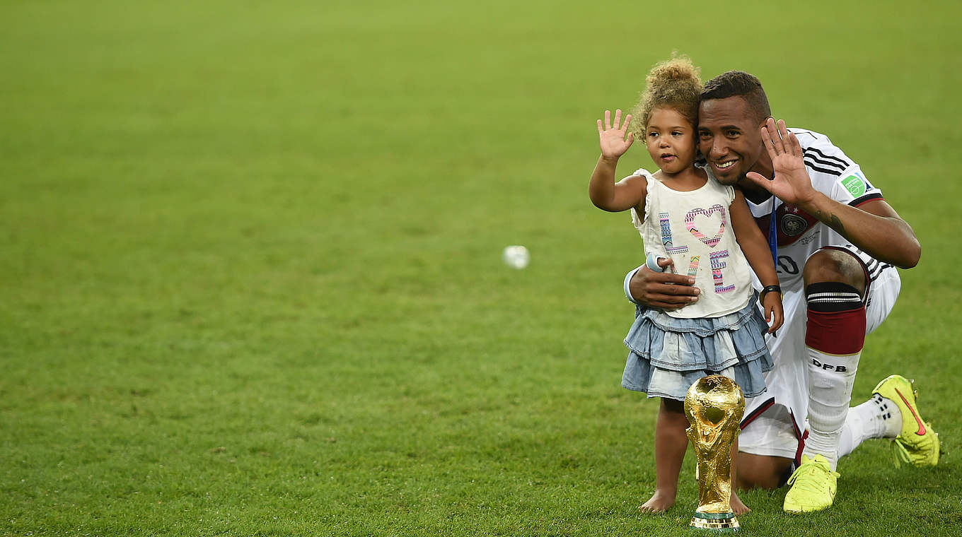Jérôme Boateng celebrates with his daughter © 